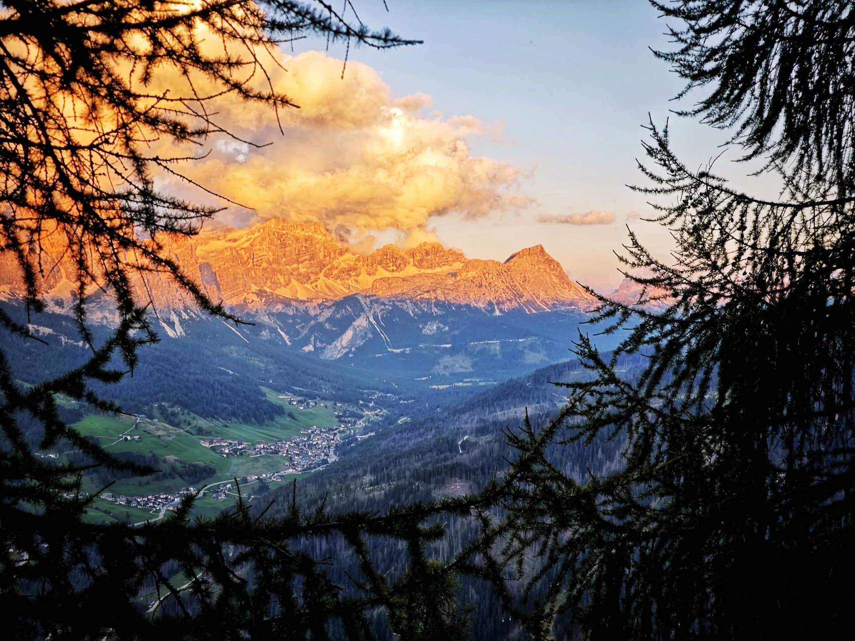 L'Enrosadira sur les Fanes : la dolomie prend le rose au coucher du soleil