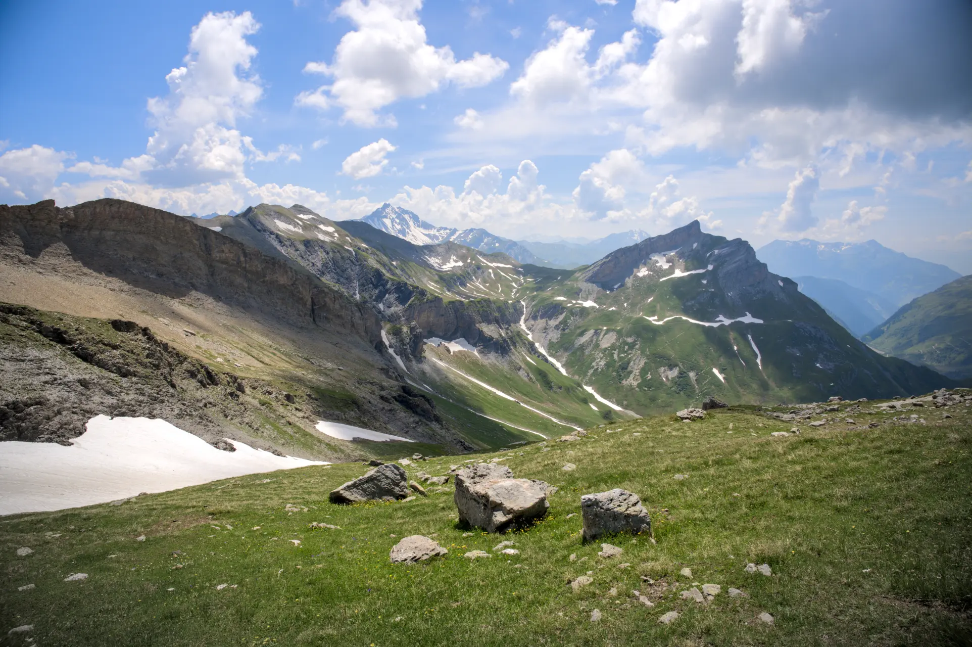 Au-dessus du Col de la Croix du Bonhomme