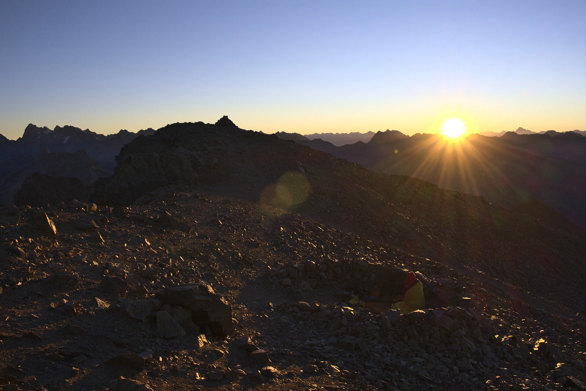 Tente de bivouac sur les crêtes du Vieux Chaillol au lever du soleil