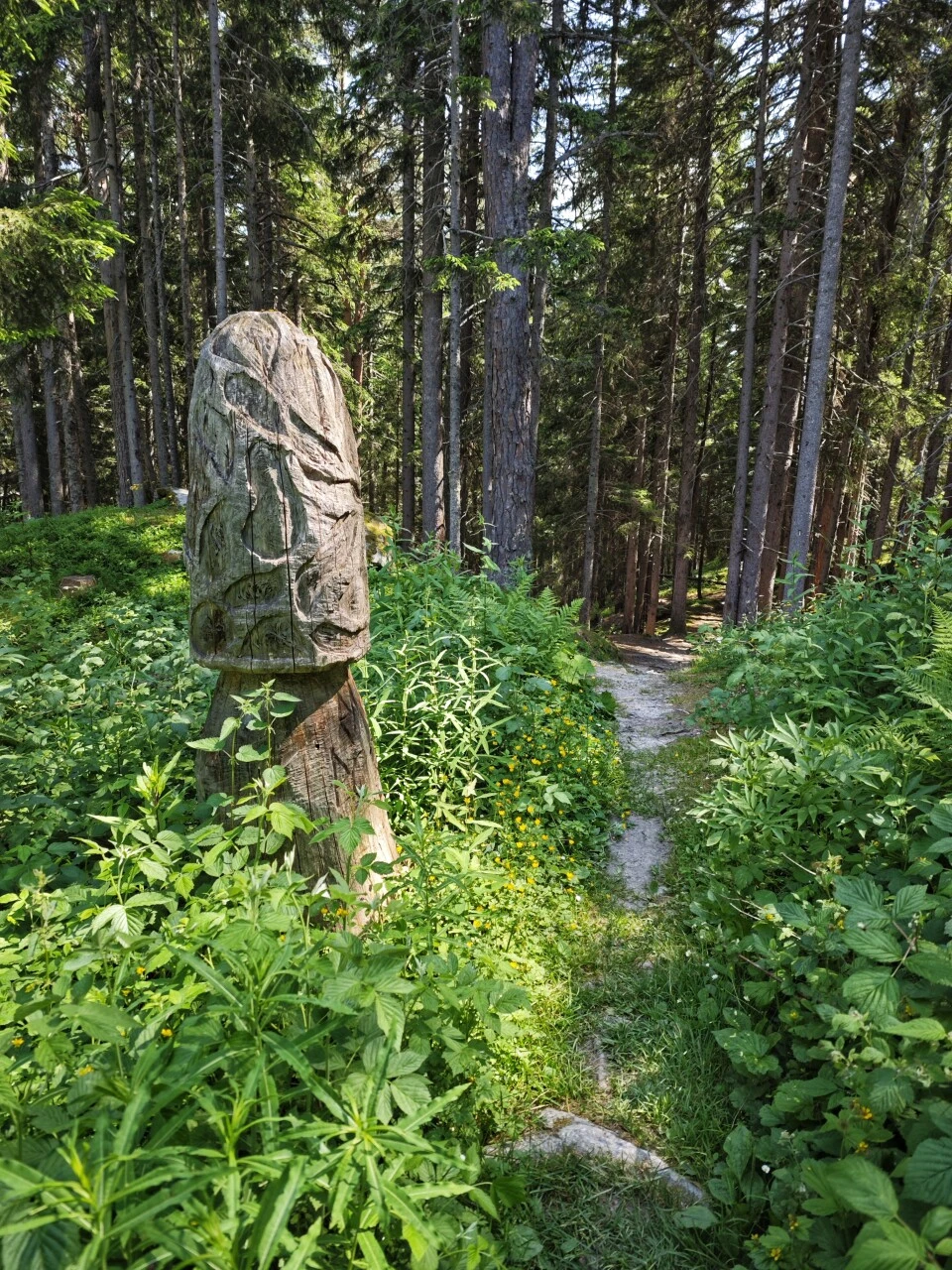 Sculpture en bois sur le sentier forestier de Champex