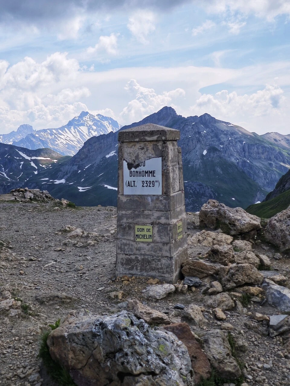 Borne du Col du Bonhomme (2 329 m), entre brume et sommets enneigés