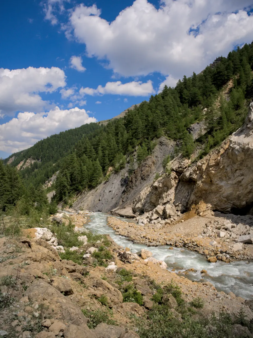 Le Lac Combal au pied du massif du Mont-Blanc