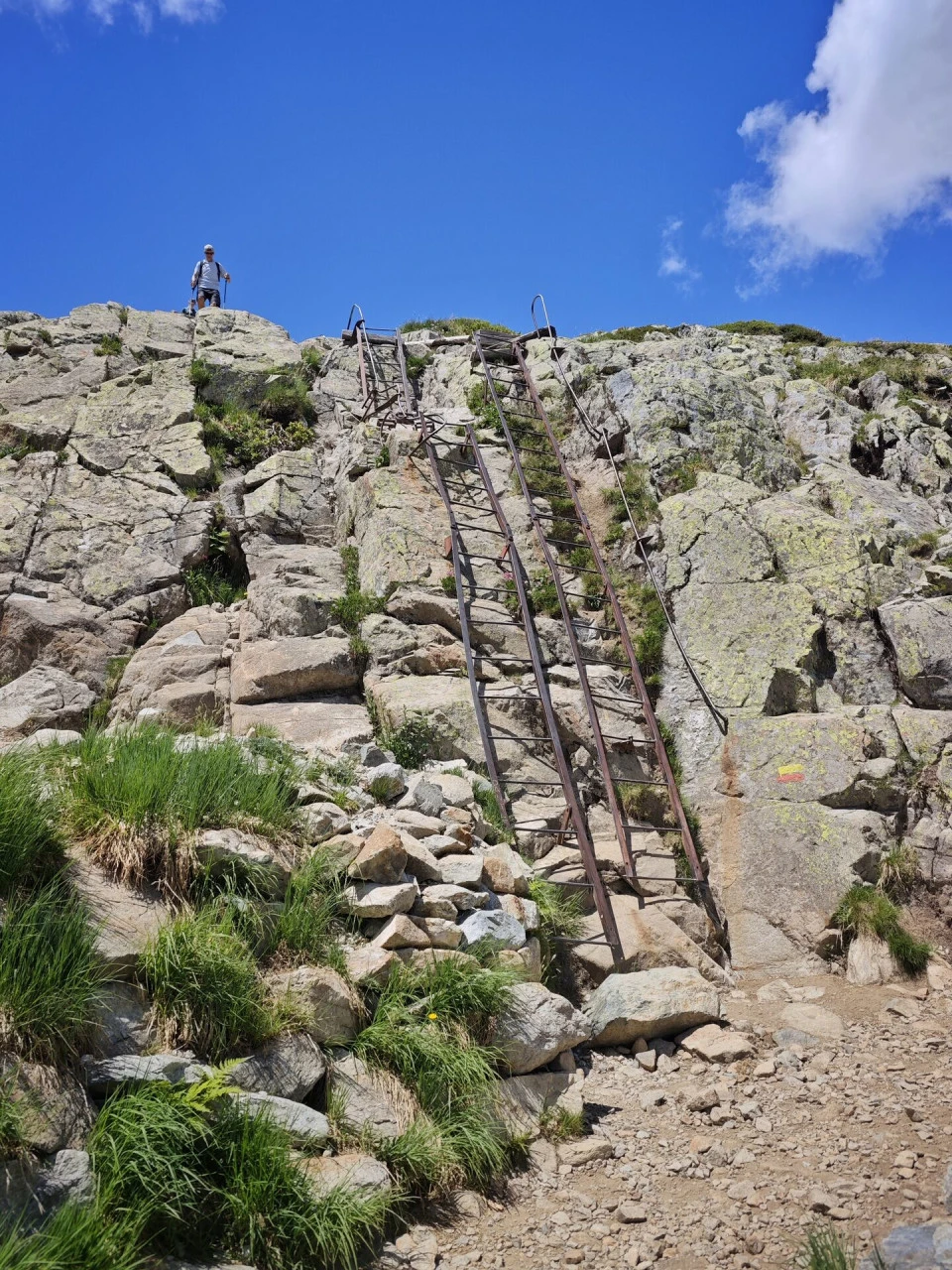 Une des échelles métalliques scellées dans la barre rocheuse, sur le sentier de Tré-le-Champ