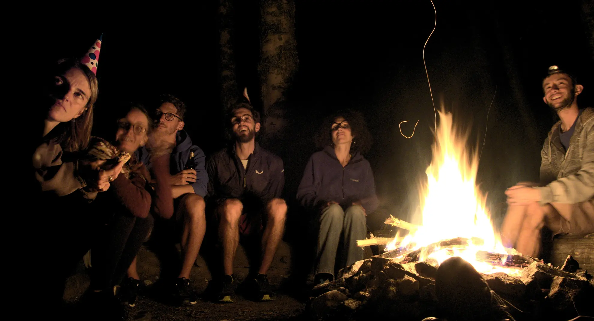 Feu de montagne au coucher du soleil
