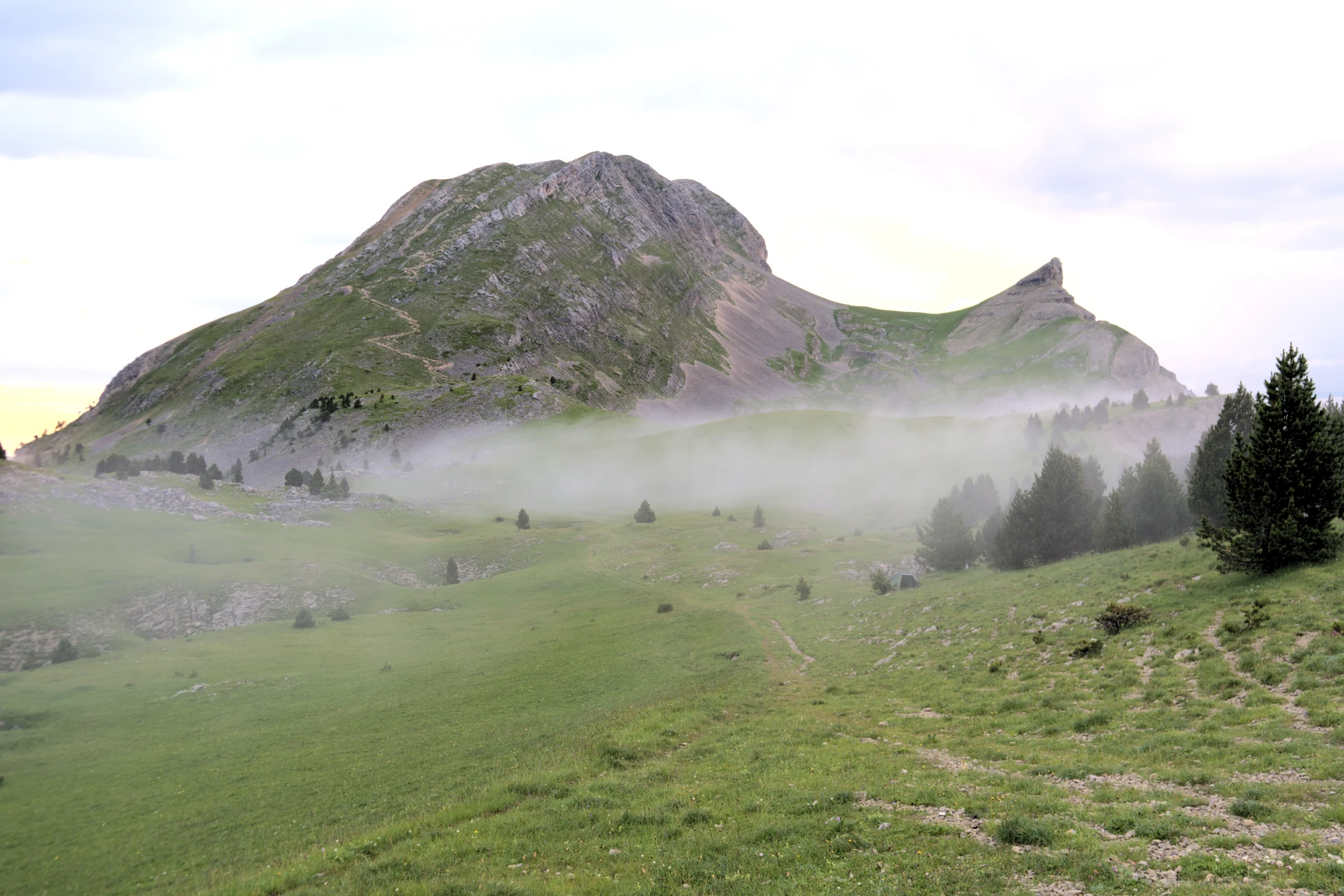 Le Grand Veymont après l'orage : lumière rasante sur la crête calcaire