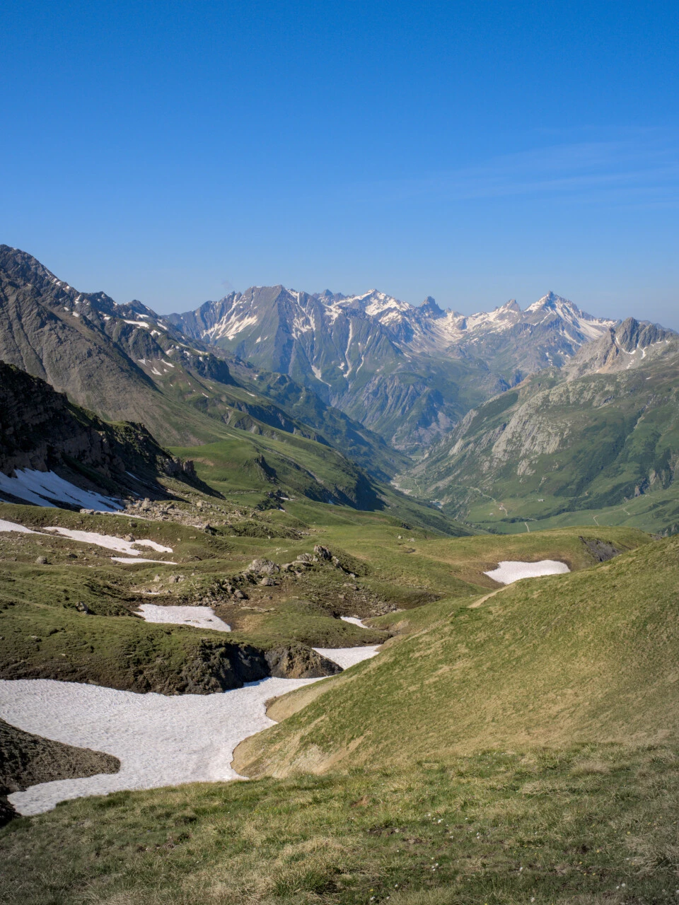 Alpages et névés dans le Val Veni, ambiance estivale