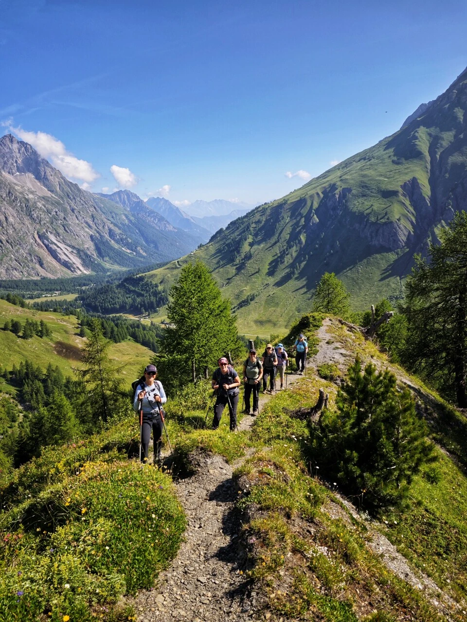 Le sentier en balcon dans le Val Ferret suisse, descente vers La Fouly