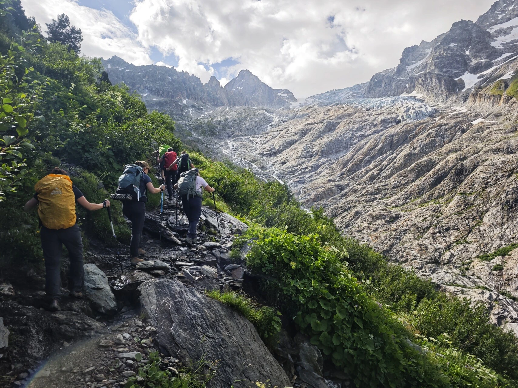Randonneurs sur la moraine du glacier du Trient
