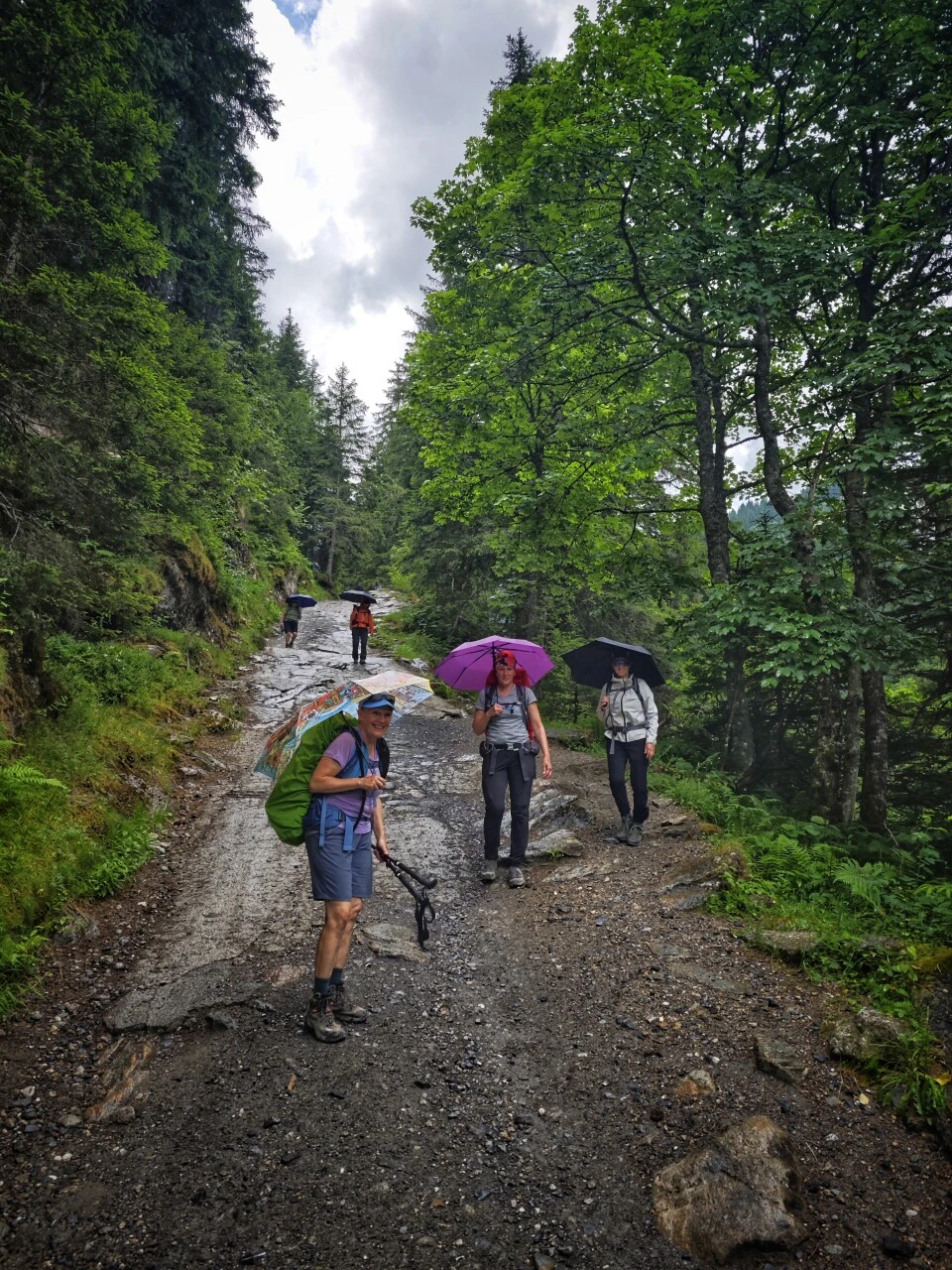 La pluie fait partie du tour : trois pays, trois versants, rarement la même météo