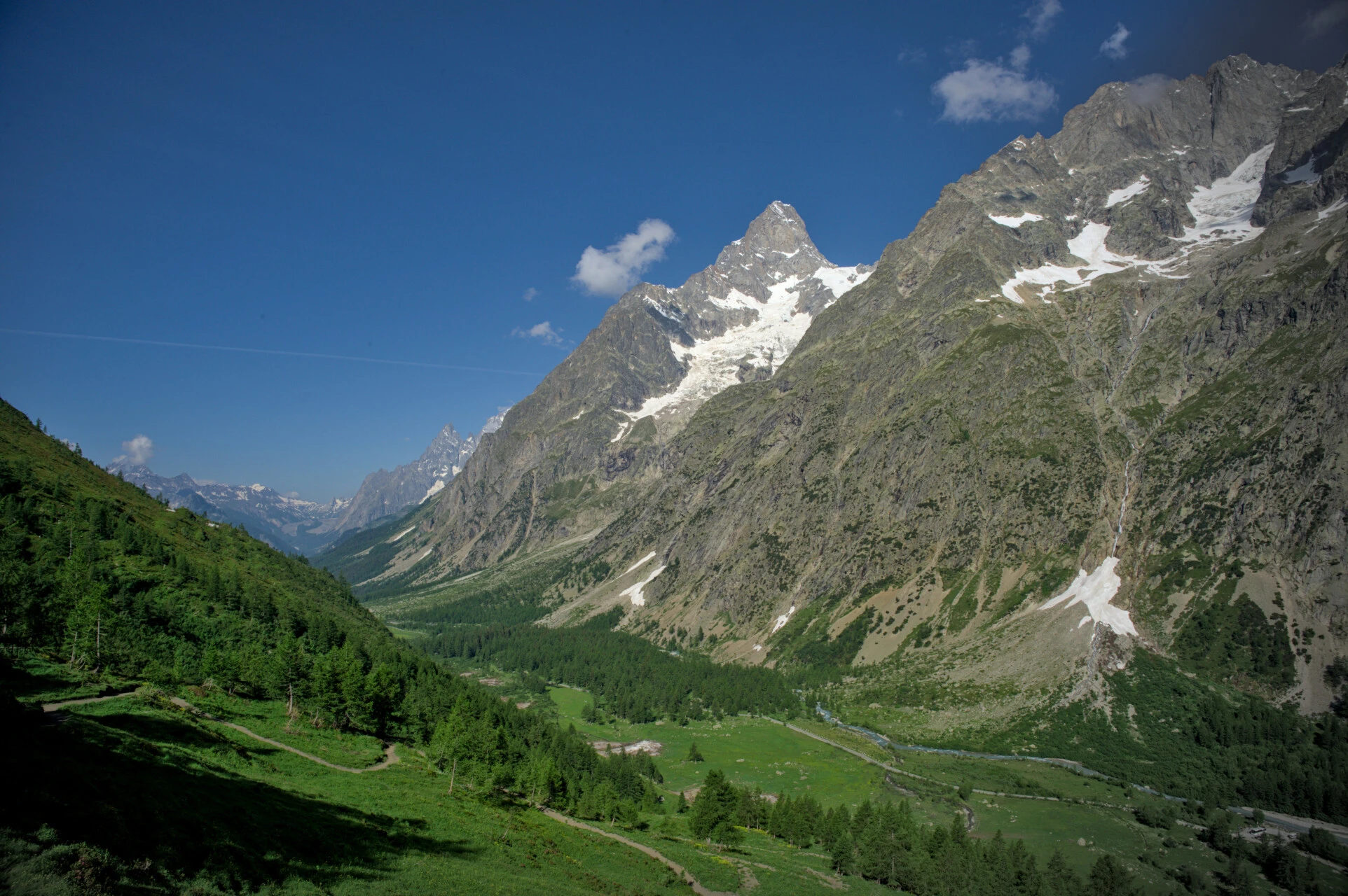 Les alpages du Val Ferret italien au matin, entre mélèzes et sommets enneigés