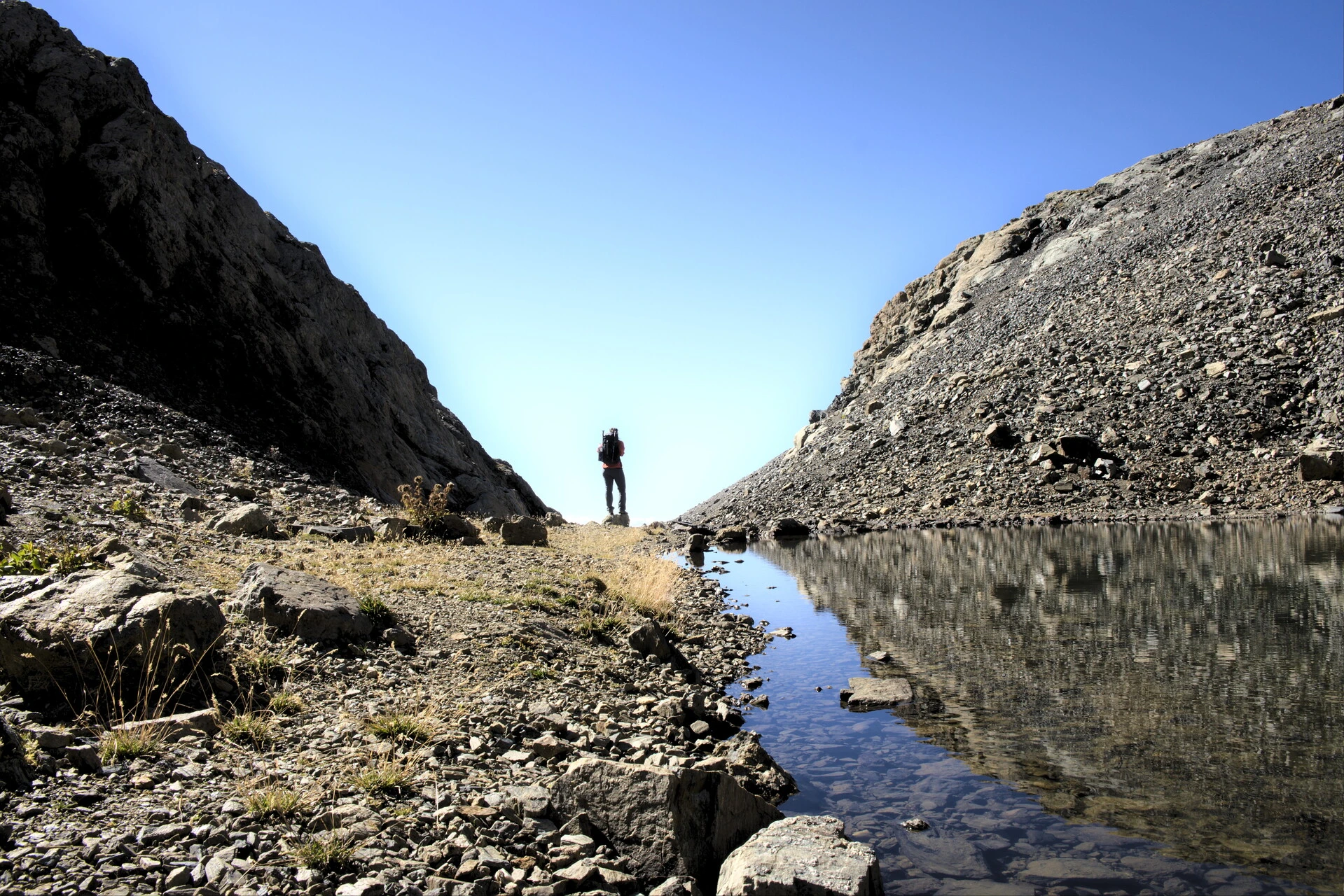 Petit lac d'altitude sous les crêtes du Vieux Chaillol