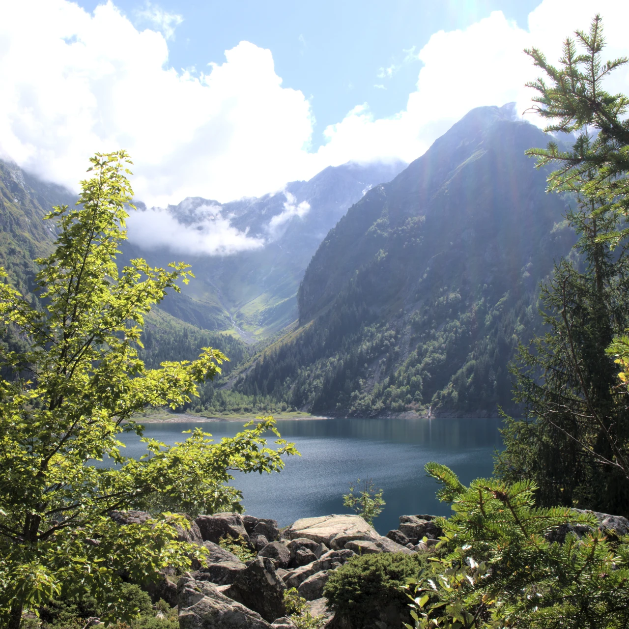 Le lac de Lauvitel vu depuis le sentier d'accès, plus grand lac naturel du massif des Écrins