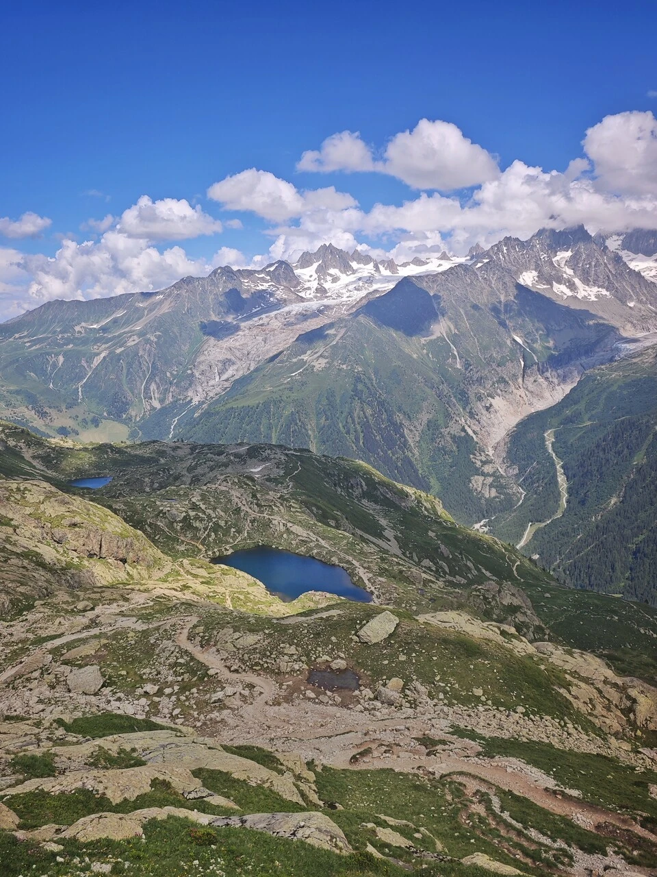 Un lac des Chéserys posé sur son replat, la vallée de Chamonix en contrebas