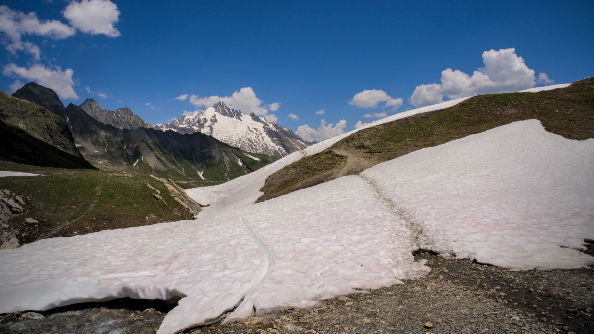 Névé encore large sur le sentier, secteur du col de la Seigne en début de saison