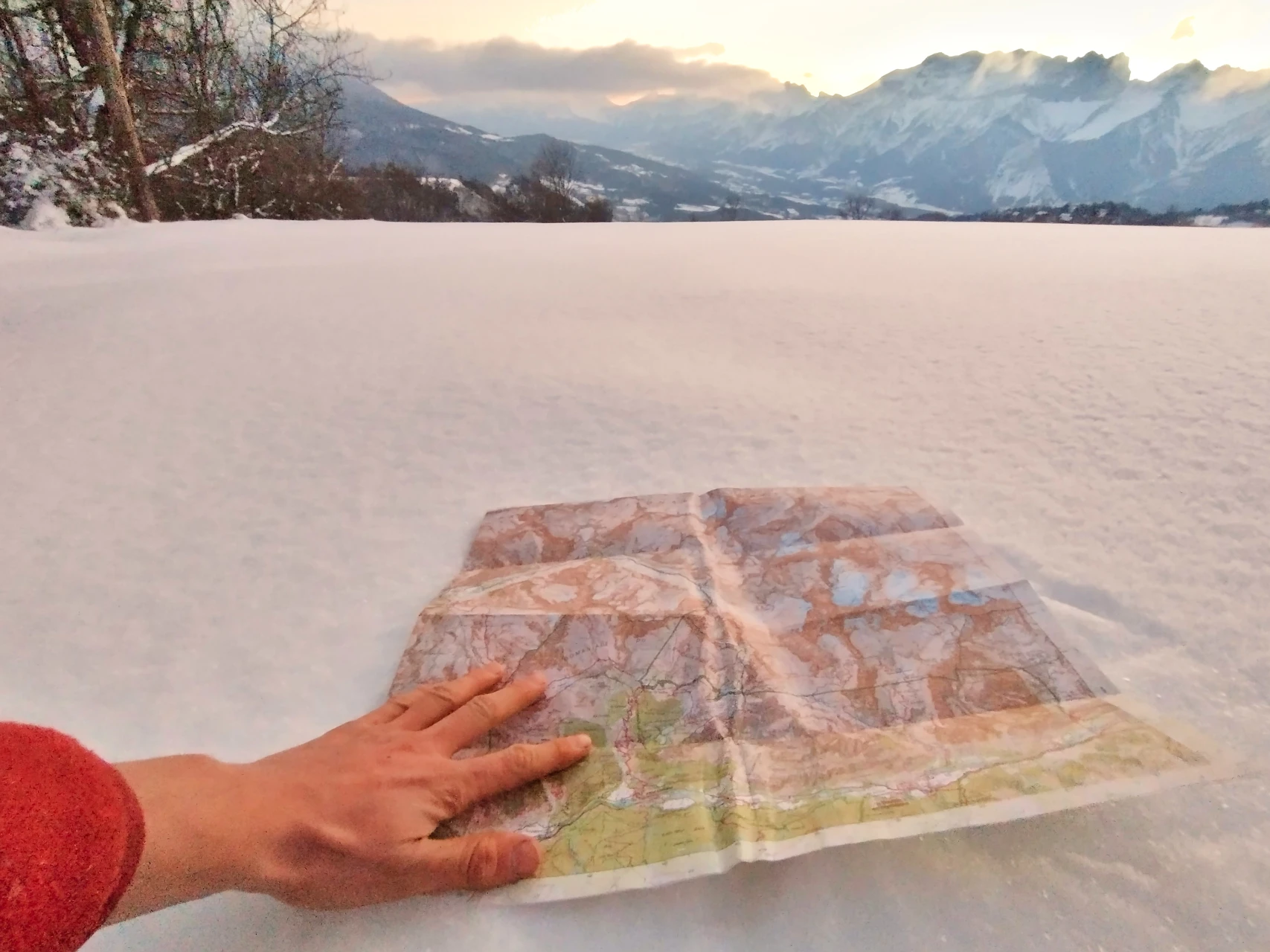 Un plateau du Champsaur sous la neige. Le sentier se trouve quelque part sous nos pieds : la carte et la boussole reprennent la main dès que le balisage disparaît.