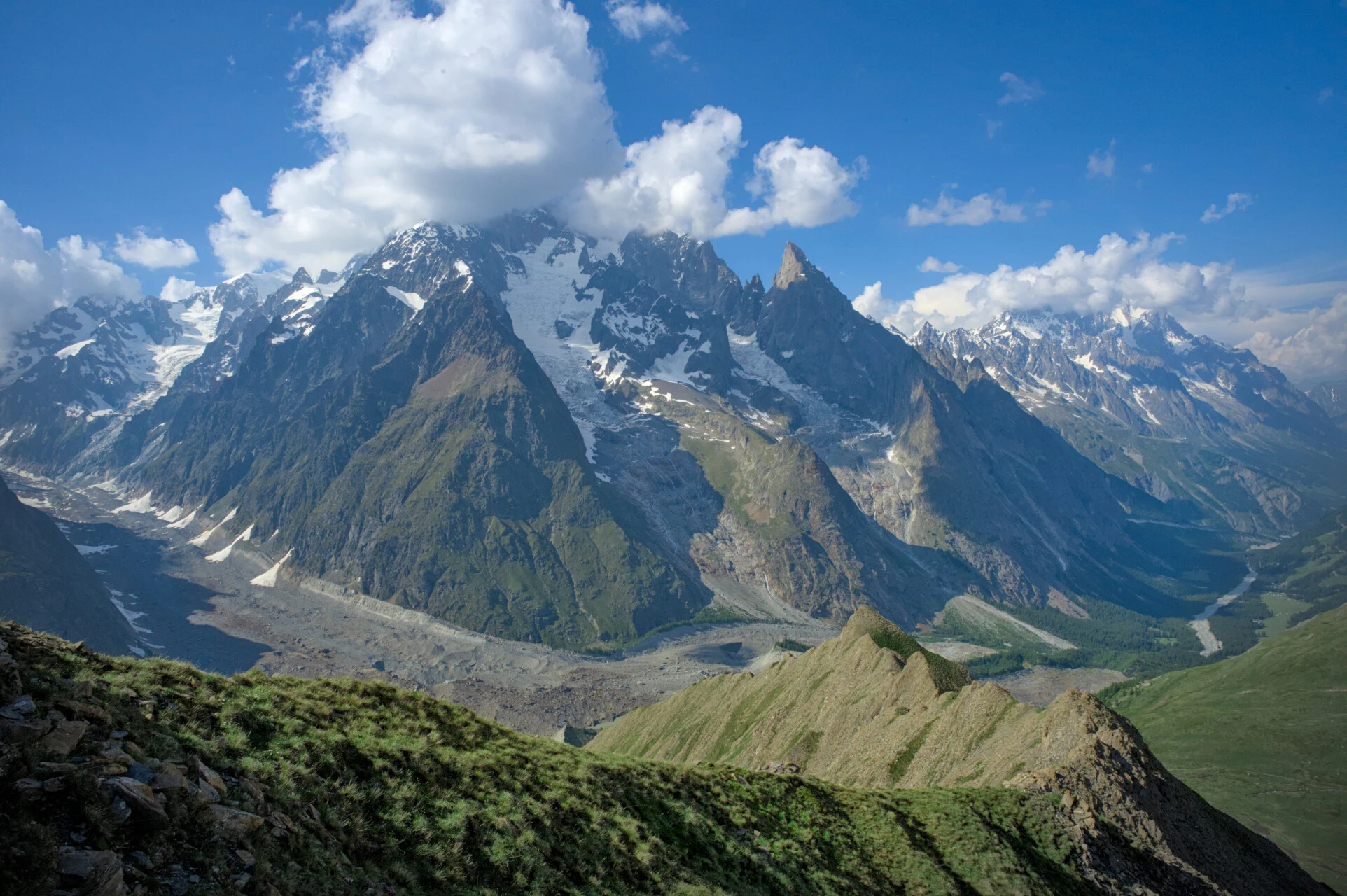 Le massif du Mont-Blanc depuis le Mont de la Saxe, de Courmayeur aux Grandes Jorasses