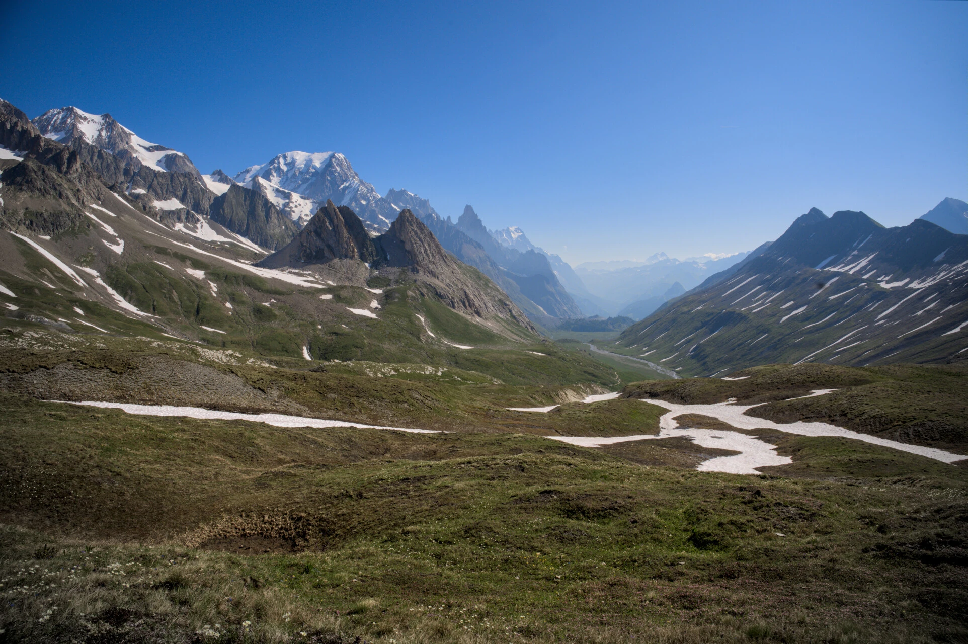 Panorama du Val Veni et la face sud du Mont-Blanc