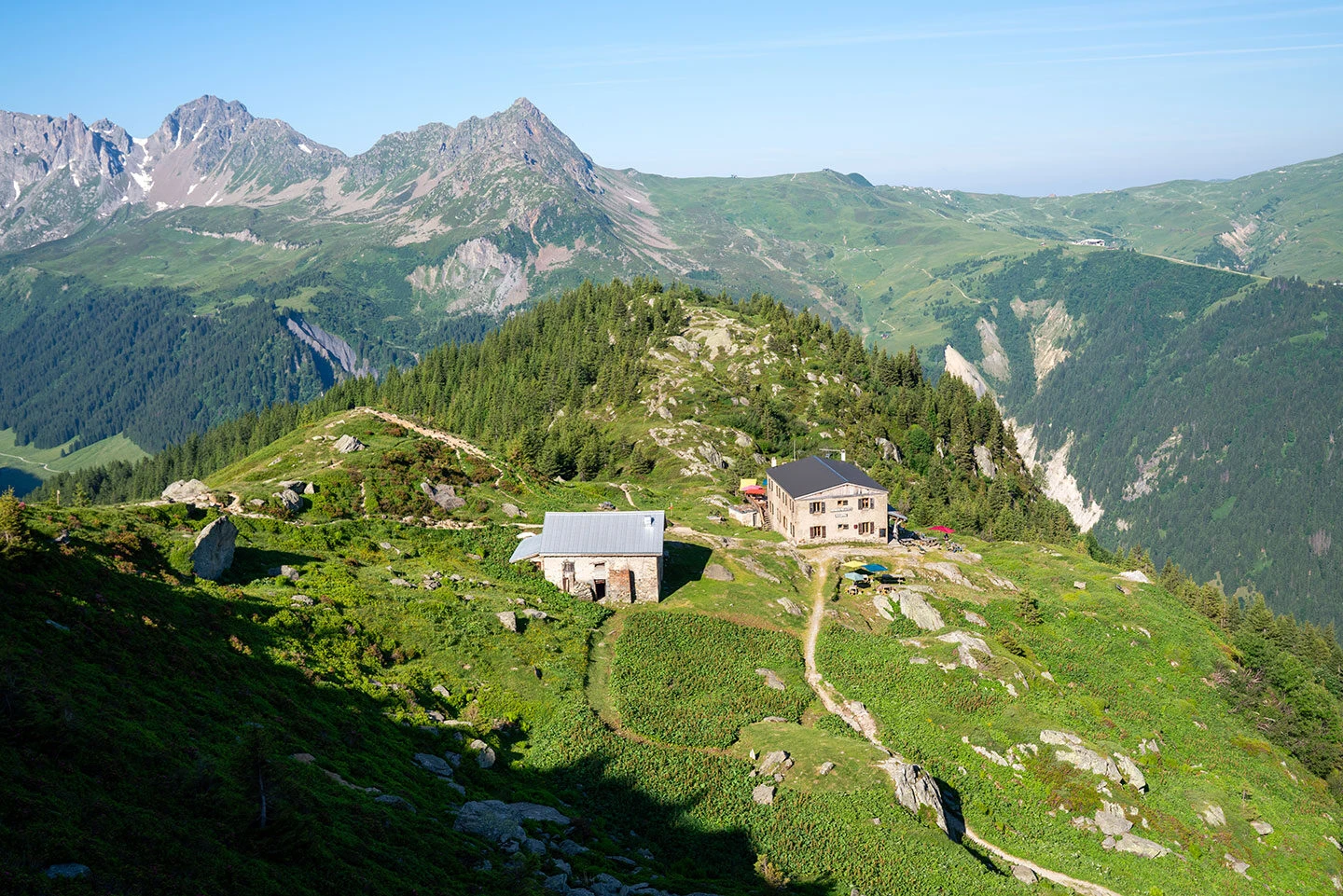 Refuge de Tré-la-Tête au-dessus du val Montjoie
