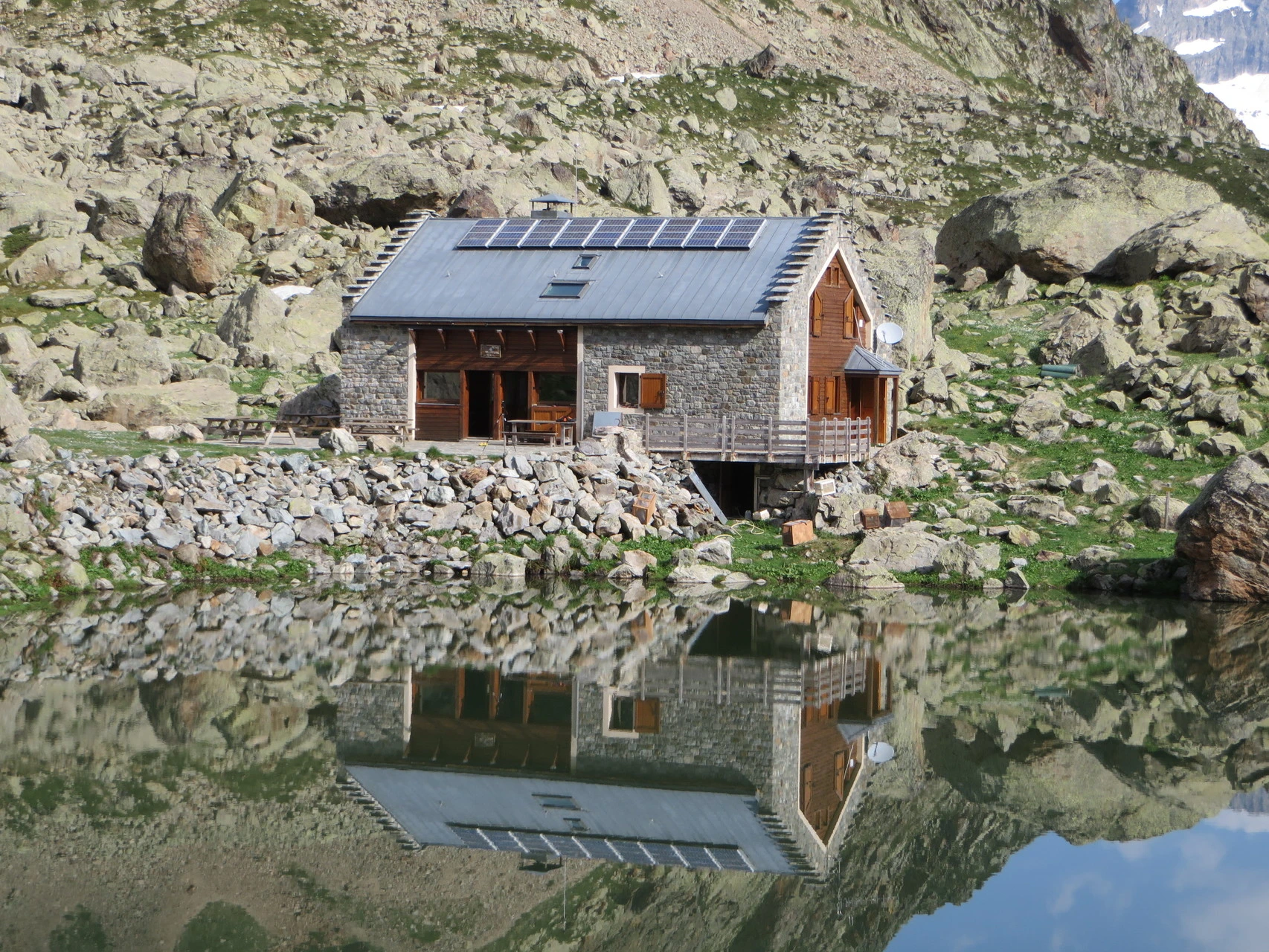 Le refuge de Vallonpierre et son lac