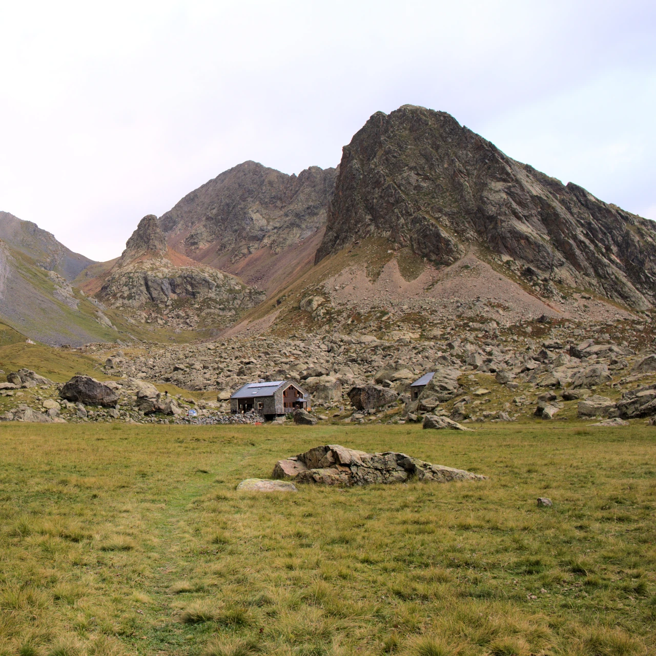 Le refuge de Vallonpierre et son lac, au pied du Sirac