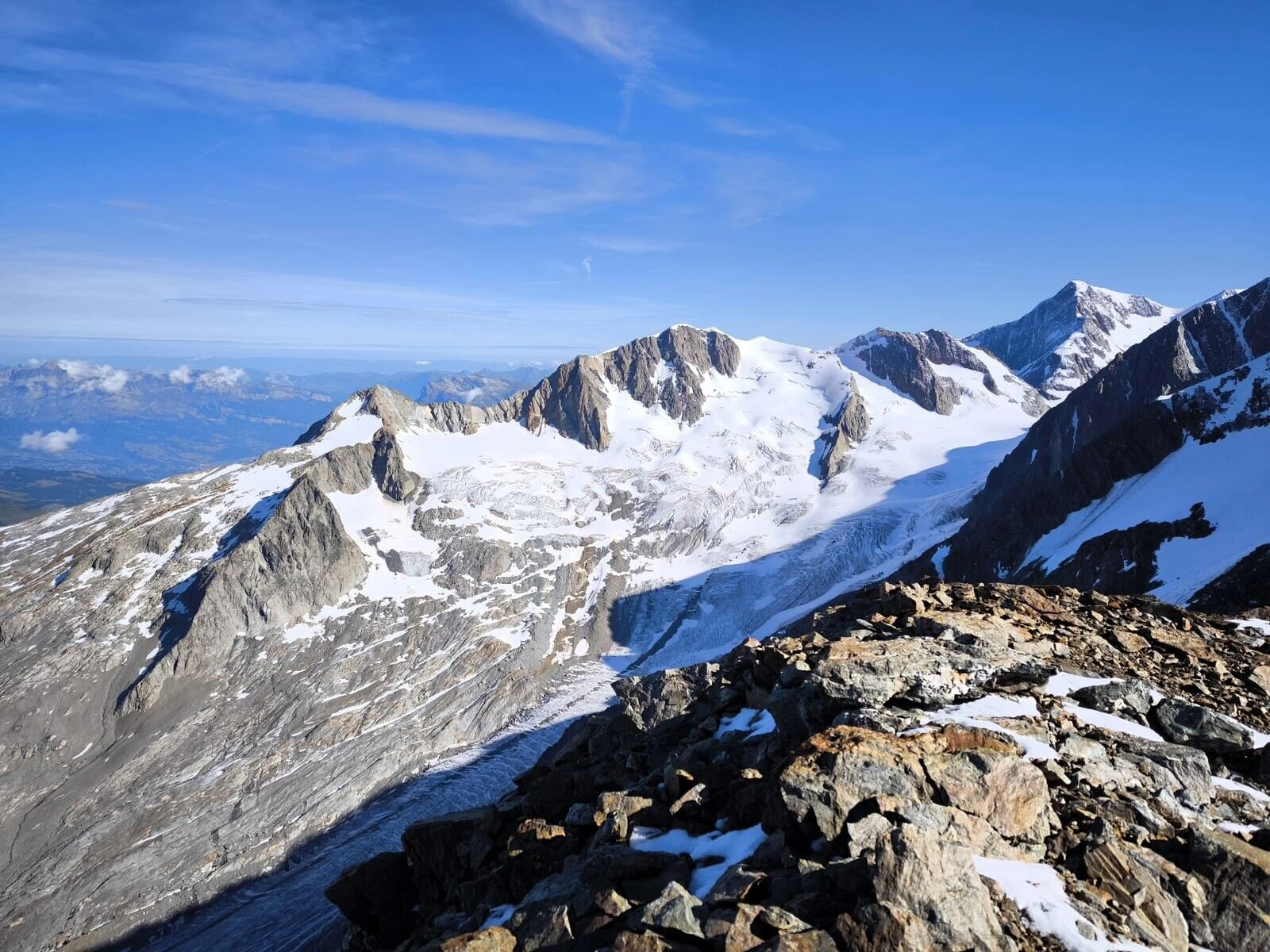 Refuge Robert Blanc au pied de l'Aiguille des Glaciers