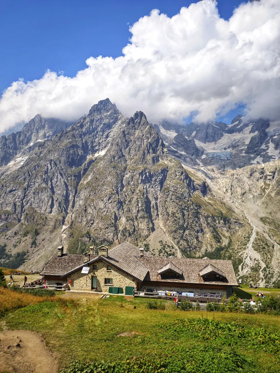 Le Rifugio Bonatti face à la Pointe Walker des Grandes Jorasses