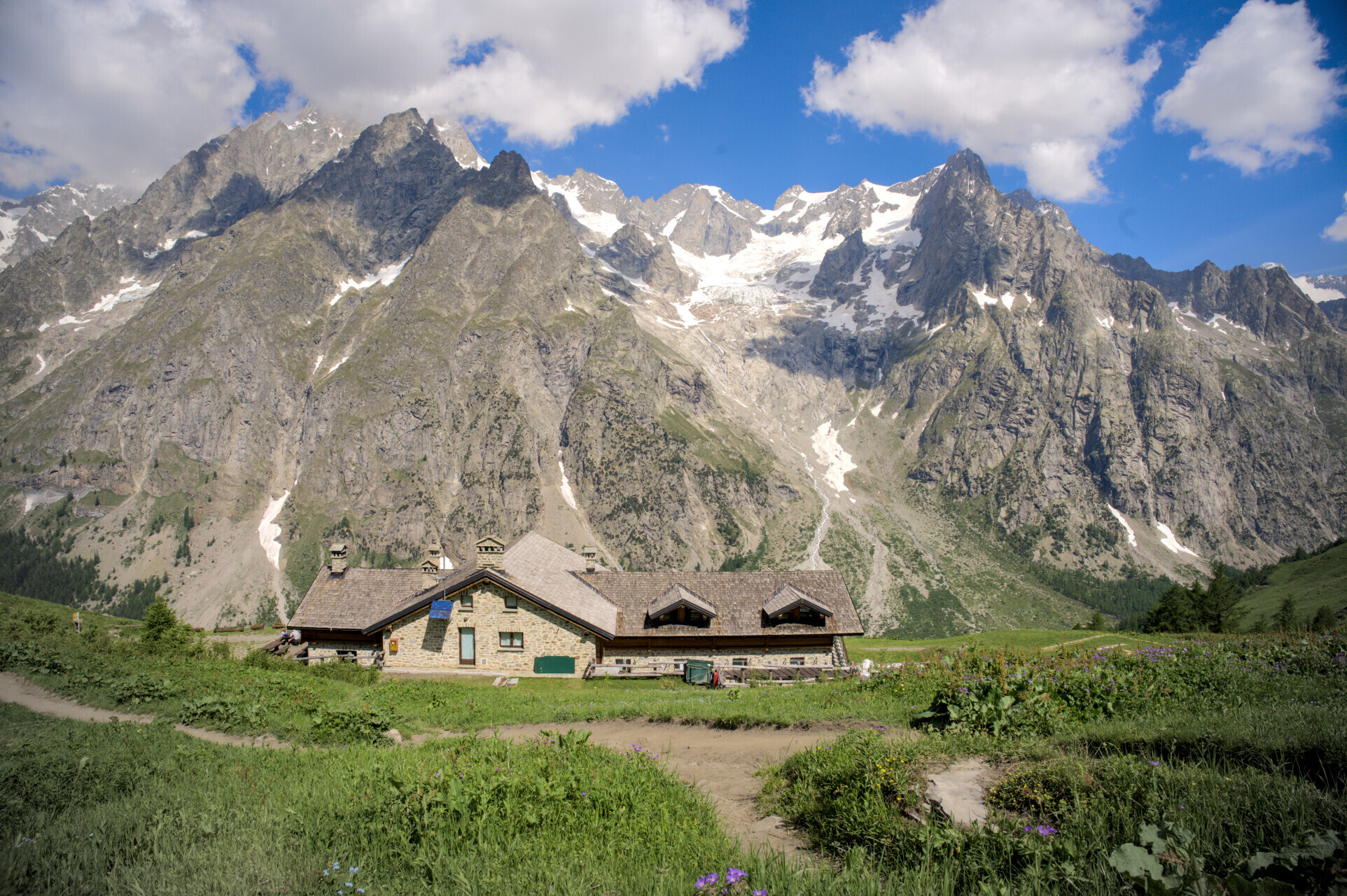 Refuges et hébergements du Tour du Mont-Blanc : carte, étapes et réservation