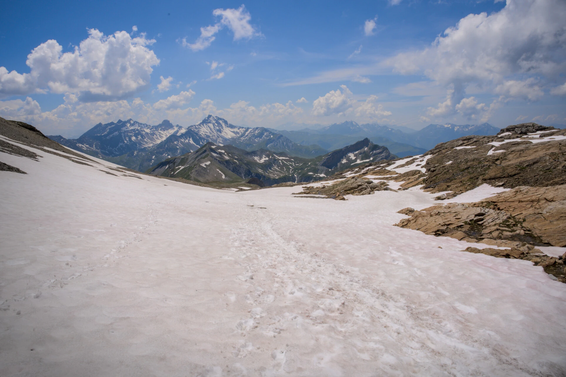 Traversée de névé au col de la Croix du Bonhomme, en début de saison
