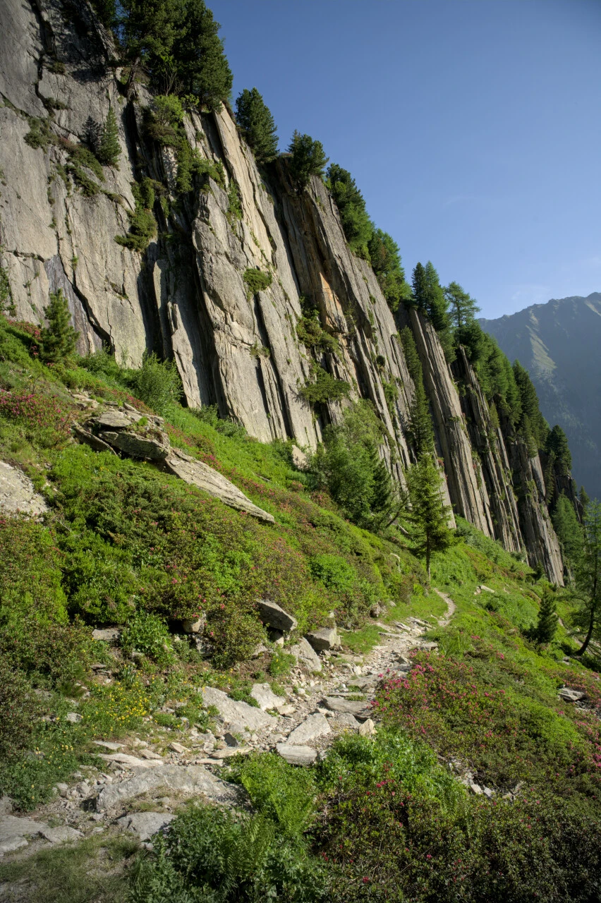 Descente de la Fenêtre d'Arpette entre les colonnes de granite