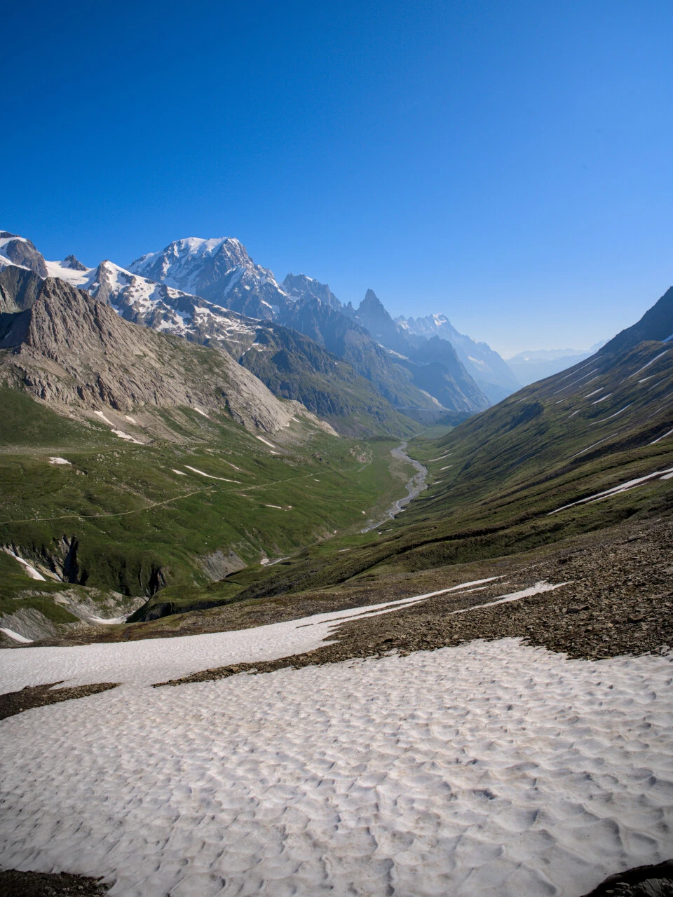 Le Val Veni sous ciel d'été, névés sur les pentes du massif du Mont-Blanc