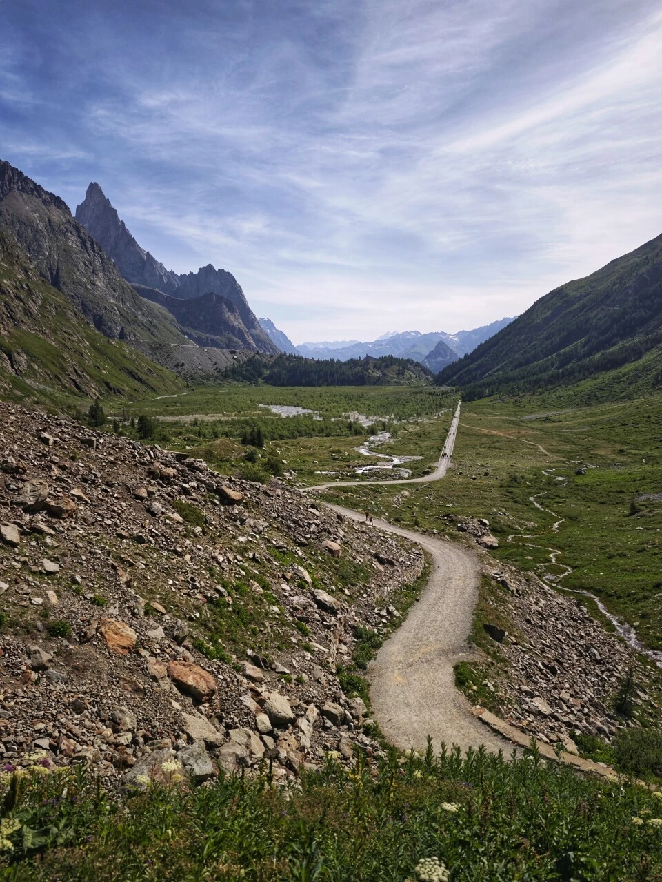 Le Val Ferret s'ouvre progressivement au fil de la montée depuis Courmayeur