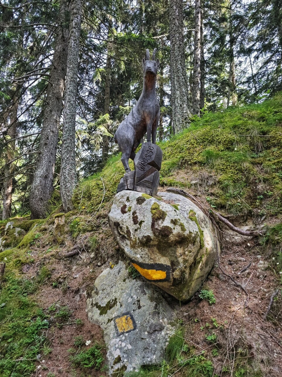 Sculpture de chamois sur le sentier, entre Praz-de-Fort et Champex
